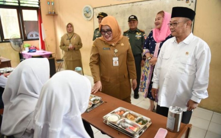 Mendikdasmen Abdul Mu'ti saat meninjau pelaksanaan Program MBG di SMPN 12 Semarang, Senin (6/1)
