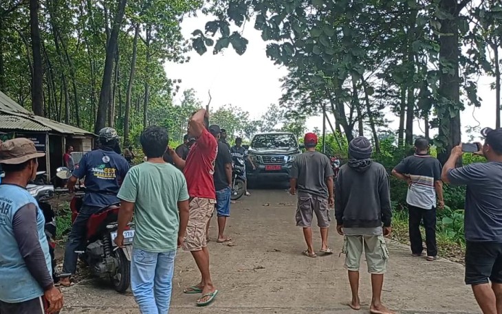 Puluhan petani tebu Desa Getas Kecamatan Kradenan saat menghadang tim KHDTK UGM.