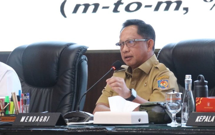 Mendagri pada Rakor Pengendalian Inflasi Daerah yang dirangkaikan dengan Pembahasan Evaluasi Dukungan Pemerintah Daerah dalam Program Tiga Juta Rumah. Kegiatan tersebut berlangsung secara hybrid dari Gedung Sasana Bhakti Praja, Kantor Pusat Kemendagri, Jakarta, Selasa (4/11/2025).
