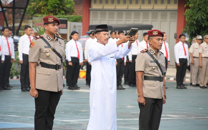 Pengambilan sumpah jabatan AKP Wikan Sri Kadiyono sebagai Kasat Reskrim Polres Karanganyar, menggantikan AKP Bondan Wicaksono, saat upacara sertijab di Lapangan Apel Wira Satya, Jumat (29/8/2025)