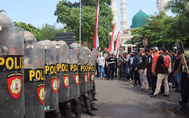 Simulasi penanganan aksi unjuk rasa besar-besaran yang berpotensi anarkis, di depan Kantor Sekretariat Daerah Kabupaten Karanganyar, Senin (25/8/2025)