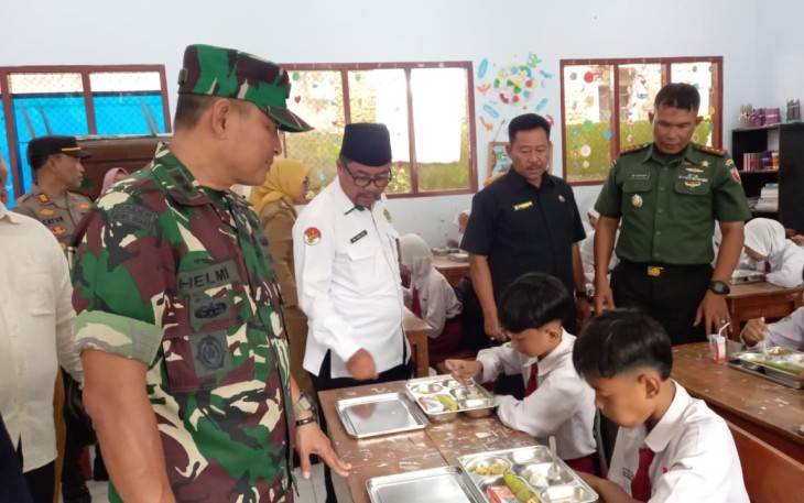 Pembagian Paket Makan Bergizi Gratis Kepada Para Siswa