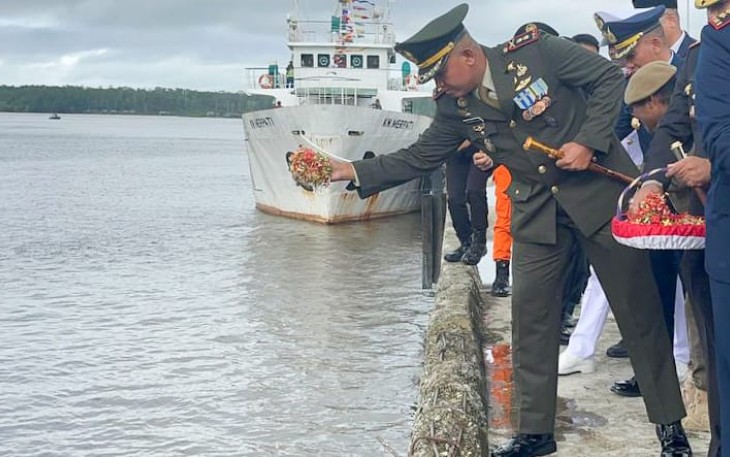 Dandim 1710/Mimika saat Ikuti Upacara Tabur Bunga di Pelabuhan Poumako Dalam Rangka Memperingati HUT Ke-80 Kemerdekaan RI