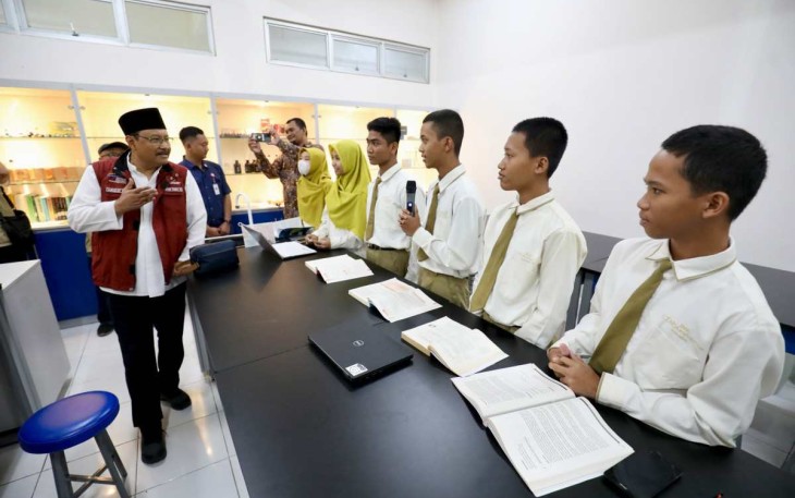 Mensos Saifullah Yusuf saat berdialog dengan siswa SMA CT Arsa di Sukoharjo, Jateng, Sabtu (18/1)