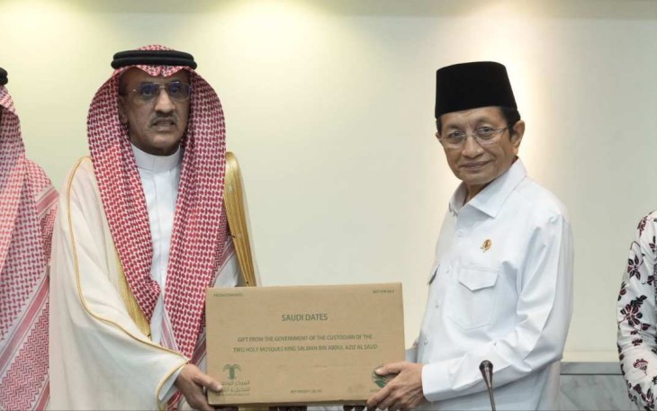 Menag Nasaruddin Umar menerima penyerahan simbolis bantuan kurma dari Kerajaan Arab Saudi ke Republik Indonesia di Jakarta, Jum'at (14/2)