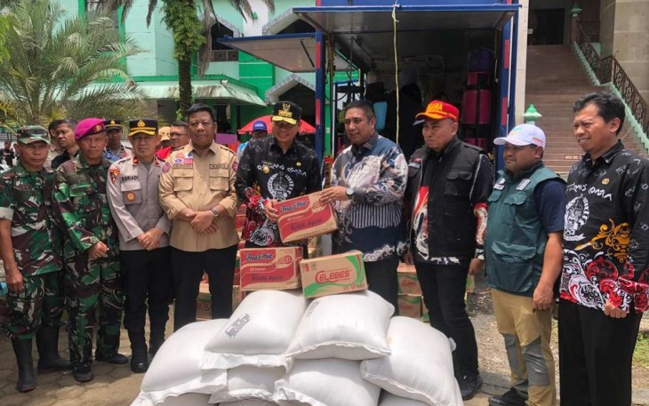 Penyerahan bantuan Kemensos untuk korban banjir di Kabupaten Maros 