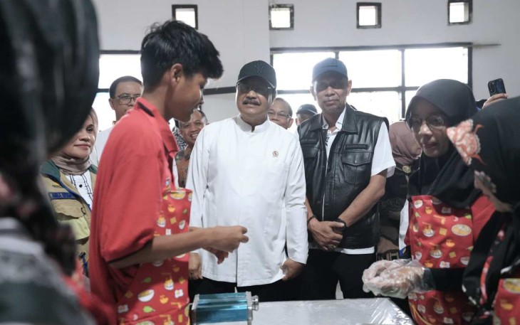 Mensos Saifullah Yusuf mengunjungi pelatihan usaha es cream di Bandung, Jum'at (7/3)