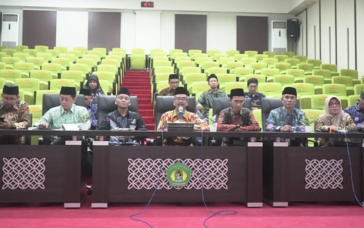 Kepala MAN 2 Kota Malang Samsudin beserta jajarannya dalam temu peserta didik baru secara daring, Sabtu (22/3)
