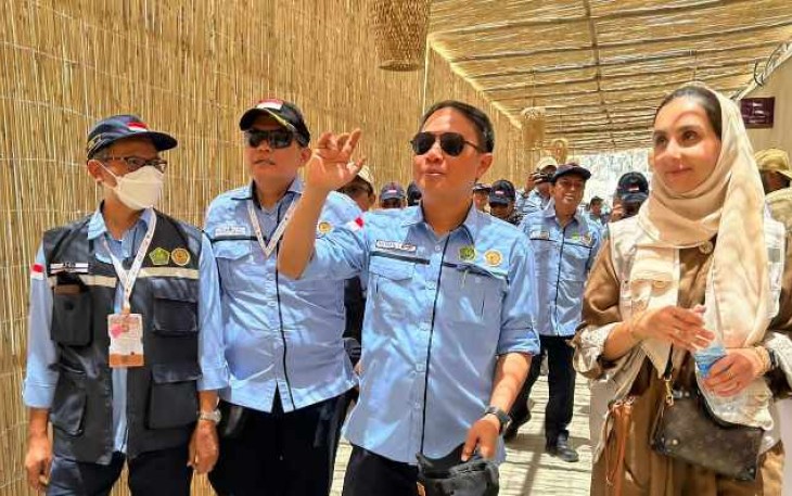 Dirjen PHU Hilman Latief meninjau fasilitas tambahan di Mina, Selasa (27/5/2025).