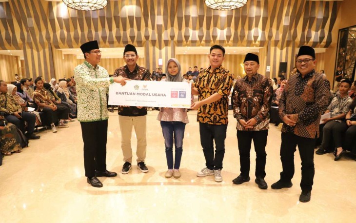 Peserta nikah massal terima bantuan Baznas di Jakarta, Kamis (3/7)