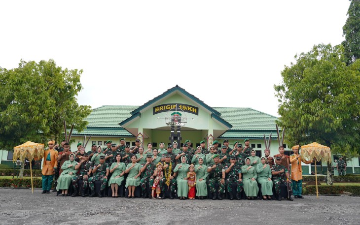  Pangdam XII/Tanjungpura, Mayjen TNI Jamallulael, S.Sos., M.Si., didampingi Ketua Persit Kartika Chandra Kirana Daerah XII/Tanjungpura, Ny. Indah Jamallulael menyambangi Brigif 19/Khatulistiwa, Kota Singkawang, Rabu (8/1/2025)