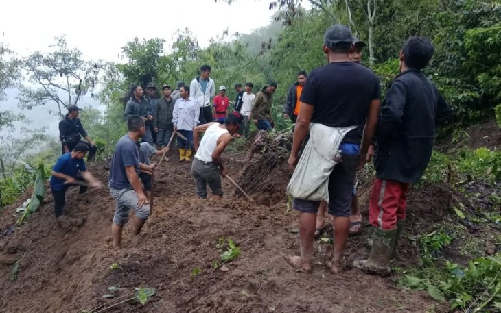 Proses evakuasi warga yang tertimbun longsor di Kabupaten Bener meriah, Aceh dilakukan dengan alat sederhana. Hingga hari ini Jumat (10/1) upaya pencarian masih dilanjutkan. Sumber foto: BPBD Bener Meriah