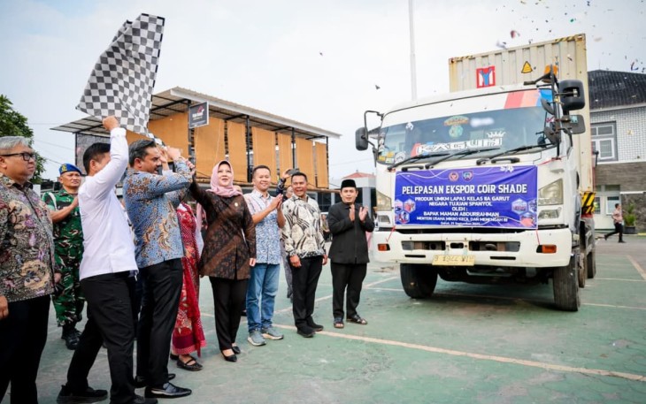 Menteri UMKM Maman Abdurrahman saat melepas ekspor kanopi peneduh lapas Garut, Kamis (25/9)