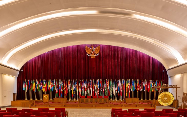Wakil Menteri Pekerjaan Umum (PU) Diana Kusumastuti mendampingi Menteri Luar Negeri Sugiono meninjau Gedung Merdeka dan Museum Konperensi Asia Afrika (KAA) di Bandung, Selasa (14/1). Tinjauan ini terkait rencana pemugaran Gedung Merdeka