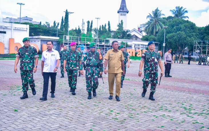 Wakil Presiden RI beserta Ibu Selvi Gibran Rakabuming dan rombongan ke Provinsi Maluku wilayah Kodam XV/Pattimura, Komandan Korem 151/Binaiya Brigjen TNI Antoninho Rangel da Silva, S.I.P., M.Han, selaku Komandan Satgas (Dansatgas) bersama 949 personel gabungan TNI-Polri dan pemerintah serta instansi terkait lainnya melaksanakan Apel Gelar Pasukan Operasi Gabungan Pengamanan VVIP di lapangan Merdeka Ambon, Senin (13/1/2025)