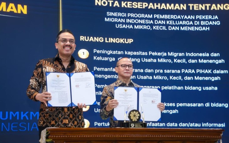 Menteri UMKM Maman Abdurrahman bersama Menteri P2MI Mukhtarudin di Jakarta, Rabu (8/10)