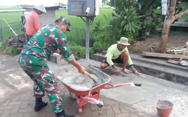 Babinsa Bantu Perbaikan Jalan