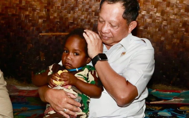 Menteri Dalam Negeri (Mendagri) Muhammad Tito Karnavian bersama Menteri Perumahan dan Kawasan Permukiman (PKP) Maruarar Sirait menyempatkan diri mengecek langsung kondisi rumah masyarakat, salah satunya rumah adat Honai di Wamena, Kabupaten Jayawijaya, Papua Pegunungan, Selasa (12/8/2025)