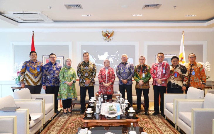 Menteri PAN-RB Rini Widyantini bersama Kepala BNN RI Marthinus Hukom foto bersama di Jakarta, Kamis (6/2)
