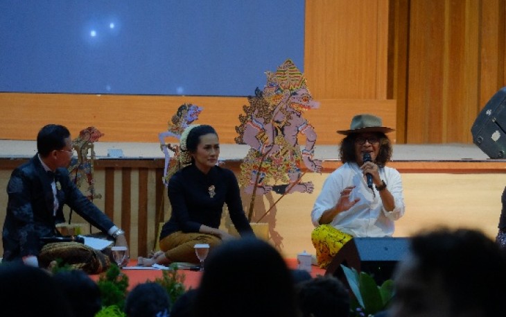 Sujiwo Tejo dan Rektor UKSW Profesor  Intiyas Utami