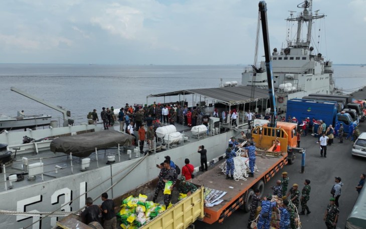 Bantuan Kemanusiaan dari RIAU Menuju Aceh di Berangkatkan TNI AL Dengan KRI Teluk Gilimanuk-531
