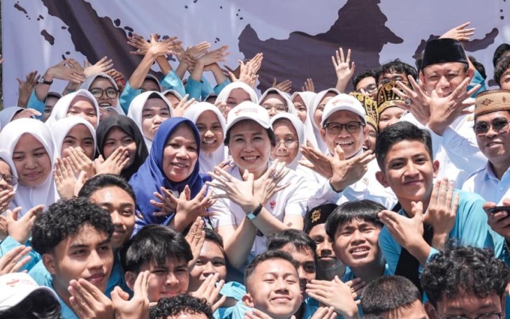 Menko PM Muhaimin Iskandar bersama siswa Sekolah Garuda di Gorontalo, Rabu (8/10)