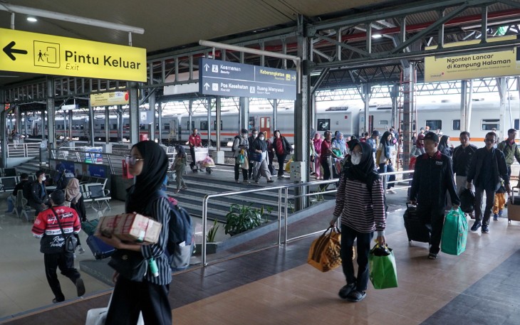 Para penumpang tiba di stasiun Semarang Poncol.