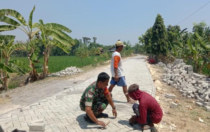 Babinsa Pangkur Bersama Warga Kompak Pasang Paving Jalan