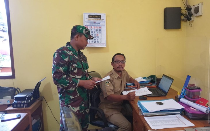 Babinsa Desa Bibrik Lakukan Komsos Bersama Perangkat Desa untuk Update Data BPJS Kesehatan  
