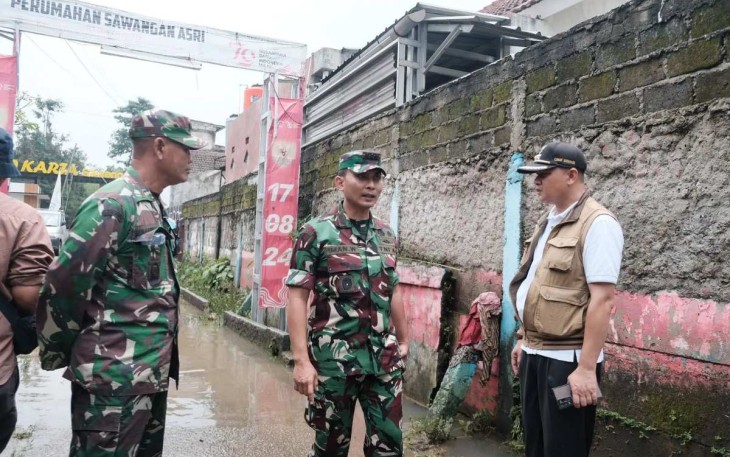 Dandim 0508/Depok, Kolonel Inf Iman Widhiarto (tengah) saat mengunjungi wilayah terdampak banjir di Perumahan Sawangan Asri RT 04 RW 09 Kelurahan Sawangan Baru, Kecamatan Sawangan, Selasa (04/03/25)