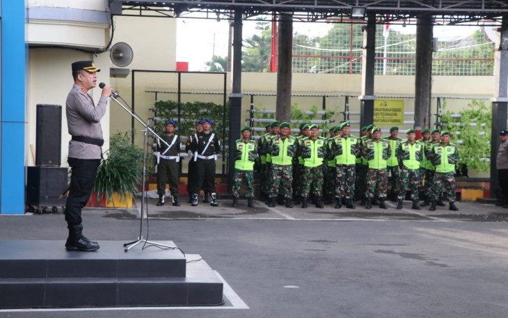 TNI dari jajaran Kodim 0807 Tulungagung turut ambil bagian dalam Apel Pengamanan Malam Tahun Baru 2025 yang digelar di halaman Mapolres Tulungagung, Selasa (31/12/2024)