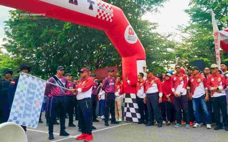 Wali Kota Lis Darmansyah Membuka Gerak Jalan Proklamasi Kategori 17 KM