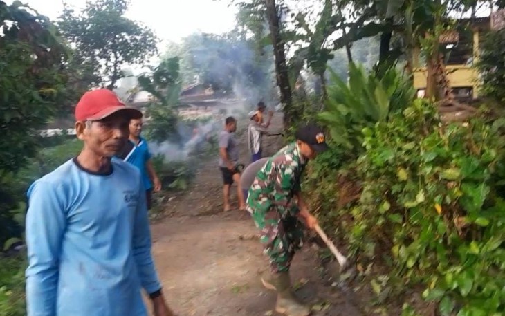 Babinsa Desa Ngranget Bersama Warga saat Gelar Karya Bhakti Pembersihan Jalan di Dusun Nganggrik  