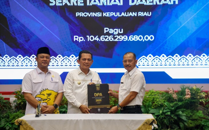 Gubernur Kepulauan Riau Ansar Ahmad menyerahkan Dokumen Pelaksanaan Anggaran (DPA) Tahun Anggaran 2025 kepada para Kepala OPD di lingkungan Pemprov Kepri di Balairung Wan Seri Beni, Dompak, Jumat (10/1)
