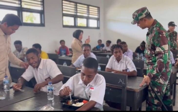 Dandim 1715/Yahukimo Letkol Inf Tommy Yudistyo, S.Sos.,M.Han. bersama Wakil Bupati Yahukimo Essau Miram, Kapolres Yahukimo serta Forkopimda Kabupaten Yahukimo, dan SPPG (Satuan Pelayanan Pemenuhan Gizi) dari BGN (Badan Gizi Nasional) resmi meluncurkan program Makan Bergizi Gratis di SMKN 1 Dekai. Acara peluncuran ini dihadiri oleh berbagai elemen masyarakat, termasuk siswa-siswi SMKN 1 Dekai, para tokoh masyarakat, tokoh agama serta perwakilan dari organisasi kemasyarakatan