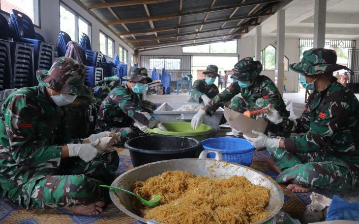 Dapur Lapangan Yonif 122/TS Layani Warga Terisolir Bencana Alam di Sitahuis