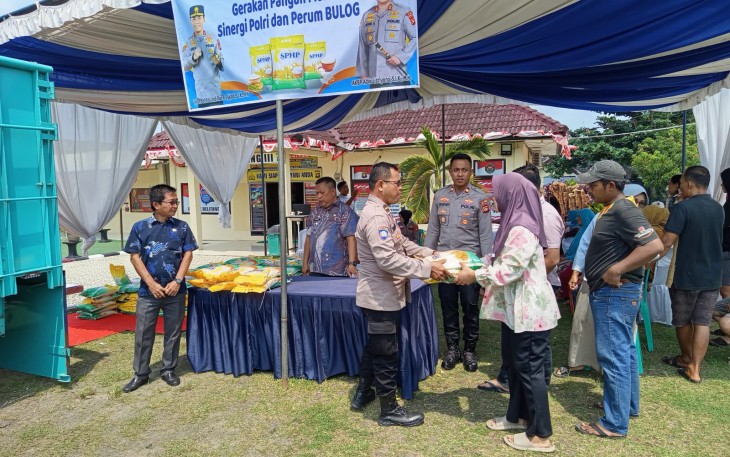 Polsek Belitang III Salurkan Beras Murah Kewarga Masyarakat Setempat