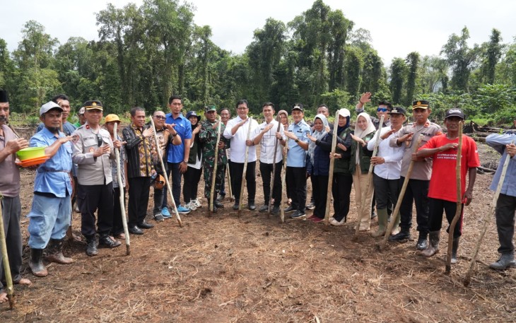 Wakil Menteri Transmigrasi Viva Yoga Mauladi di hadapan transmigran Kawasan Hialu, Desa Sabandente, Kecamatan Oheo, Kabupaten Konawe Utara, Provinsi Sulawesi Tenggara (3/8)
