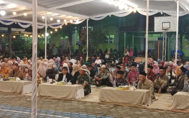  Danramil 0801/11 Donorojo Lettu Caj Sutardi hadir pada acara pagelaran wayang kulit dalam rangka turut memeriahkan rangkaian HUT ke 42 SMP N 1 Donorojo, bertempat di Halaman SMPN 1 Donorojo, Kecamatan Donorojo, Pada Minggu (6/7/2025)
