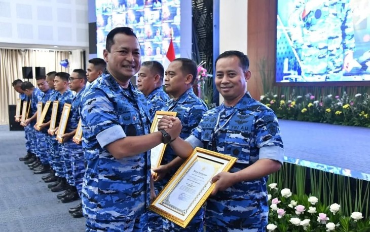 Kepala Staf Angkatan Udara (Kasau) Marsekal TNI M. Tonny Harjono, S.E., M.M., memimpin Apel Komandan Satuan (AKS) TNI AU 2025 yang berlangsung di GSG Suharnoko Harbani, Mabesau Cilangkap, Jakarta