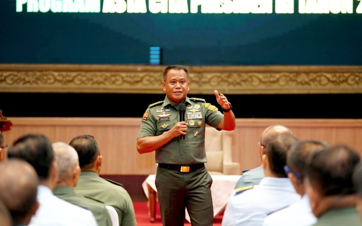Irjen TNI Letjen TNI Muhammad Saleh Mustafa memberikan pengarahan pada acara Coffee Morning bersama para pamen berpangkat Kolonel di jajaran Mabes TNI yang di gelar Inspektorat Jenderal TNI (Itjen TNI), bertempat di Aula Gatot Soebroto Denma Mabes TNI, Cilangkap, Jakarta Timur, Kamis (09/01/2025)