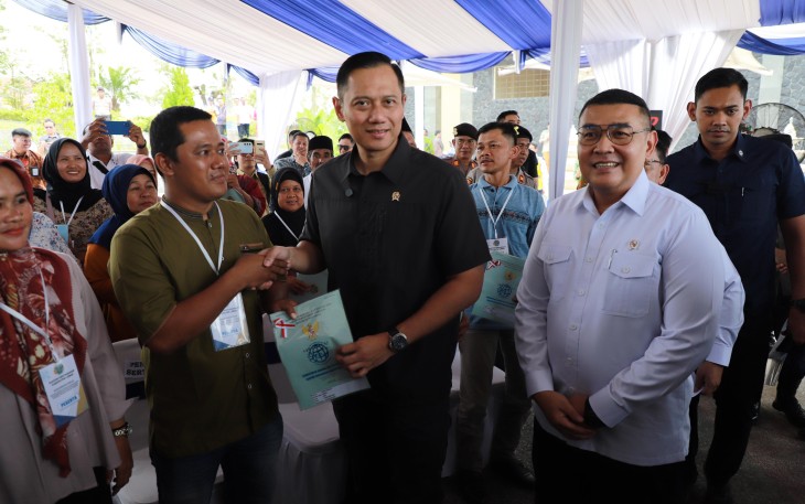 Wamen ATR/Waka BPN bersama Menteri Koordinator Bidang Infrastruktur dan Pembangunan Kewilayahan, Agus Harimurti Yudhoyono (AHY), menyerahkan 14 sertipikat tanah wakaf