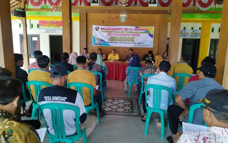 Babinsa Koramil 15/Karanganyar Kodim 0805/Ngawi Sertu Maryono  menghadiri kegiatan Musyawarah Perencanaan Pembangunan (Musrenbang) bertempat di Balai Desa Sriwedari, Kecamatan Karanganyar, Kabupaten Ngawi, Minggu (12/01/2025)
