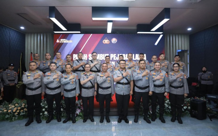  Kadivhumas Polri Irjen. Pol. Sandi Nugroho memimpin upacara serah terima jabatan (sertijab) sejumlah pejabat di lingkungan Humas Polri. Upacara sertijab tersebut merupakan tindak lanjut dari Surat Telegram Kapolri Nomor : ST/2775/XII/Kep/2024, ST/2776/XII/ Kep/2024, ST/2777/XII/ Kep/2024, dan ST/2778/XII/ Kep/2024