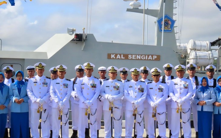 Komandan Lanai Ranai (Danlanal Ranai), Kolonel Laut (P) Maman Nurachman memimpin upacara tabur bunga yang dilaksanakan di Dermaga Pos TNI AL (Posal) Penagi Kecamatan Bunguran Timur Kabupaten Natuna Provinsi Kepulauan Riau, Rabu (15/01/2025)