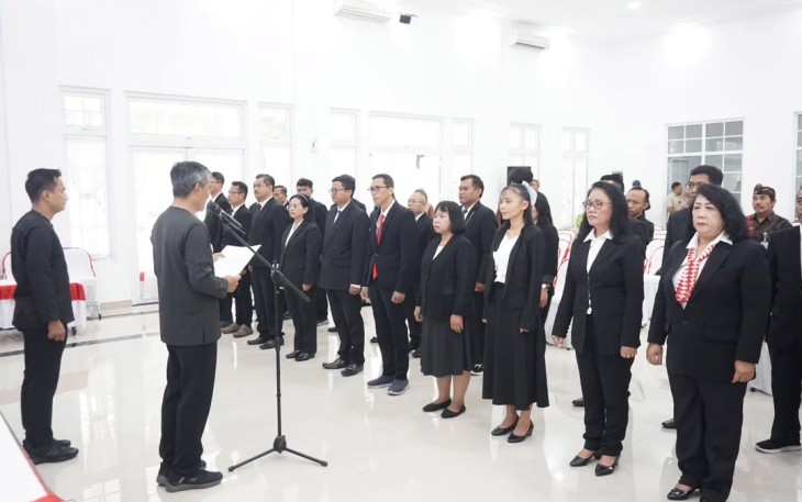 Pj Bupati Karanganyar Timotius Suryadi mengukuhkan pengurus LPPD Kabupaten Karanganyar masa bakti 2024-2029, di Ruang Anturium Rumah Dinas Bupati Karanganyar, Kamis (23/01/2025)