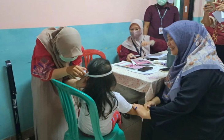 Warga Beji Timur menjadi salah satu peserta uji coba Program Pemeriksaan Kesehatan Gratis (PKG) di Puskesmas Beji, Selasa (14/01/25).
