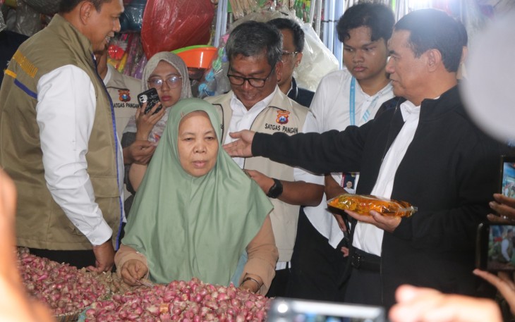 Satgas Pangan Polda Jawa Timur kembali melakukan inspeksi mendadak (Sidak) di sejumlah pasar. Sidak ini bertujuan untuk memastikan kestabilan harga dan ketersediaan bahan pokok penting ( Bapokting) saat Natal 2025 dan Tahun Baru 2026 (Nataru)
