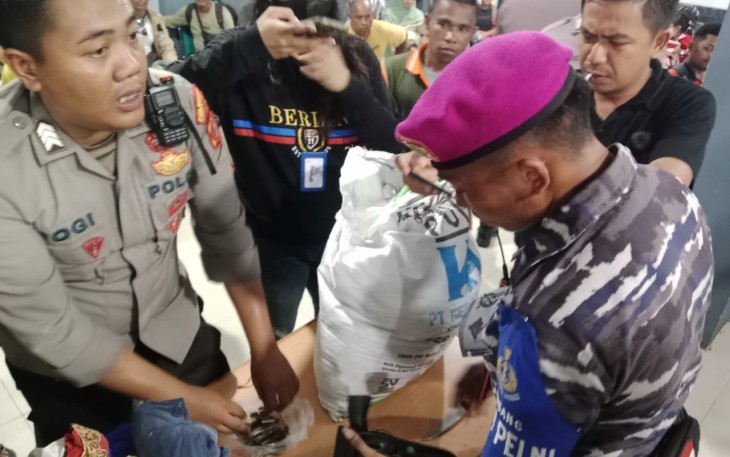 Prajurit Marinir saat berhasil Gagalkan Upaya Penyelundupan Senpi Ilegal di Pelabuhan Ambon