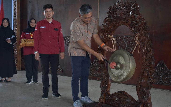 Simbolis pemukulan gong oleh Pj Bupati Karanganyar Timotius Suryadi membuka gelaran Ekspo Kampus 2025, di Pendopo Raden Mas Said Rumah Dinas Bupati Karanganyar, Sabtu (11/1/2025)